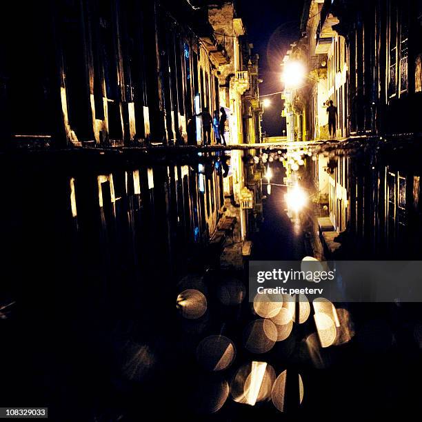 street reflektionen - altstadt von havanna stock-fotos und bilder