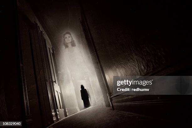 幽霊ハンター - 死体 女性一人 ストックフォトと画像