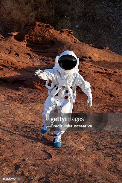 astronaut auf mars - cosmonaut stock-fotos und bilder