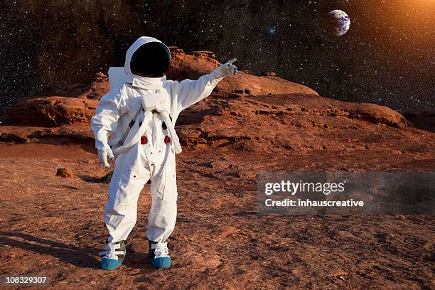 astronaut on mars - ruimtemissie stockfoto's en -beelden