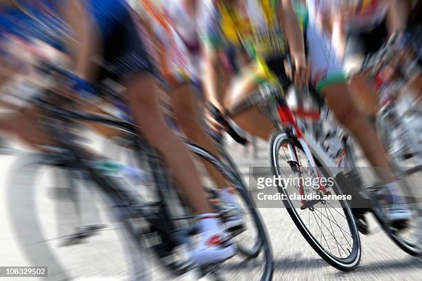 ciclismo concorrenza. immagine a colori - evento ciclistico foto e immagini stock