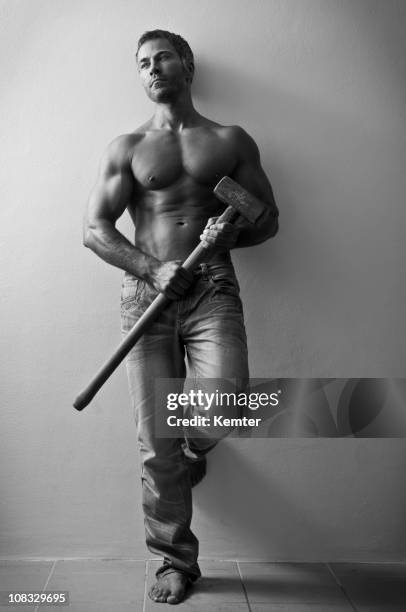 topless man holding a sledgehammer - sledgehammer stockfoto's en -beelden