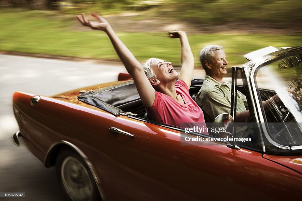 Glücklich altes Paar gehen für eine Fahrt