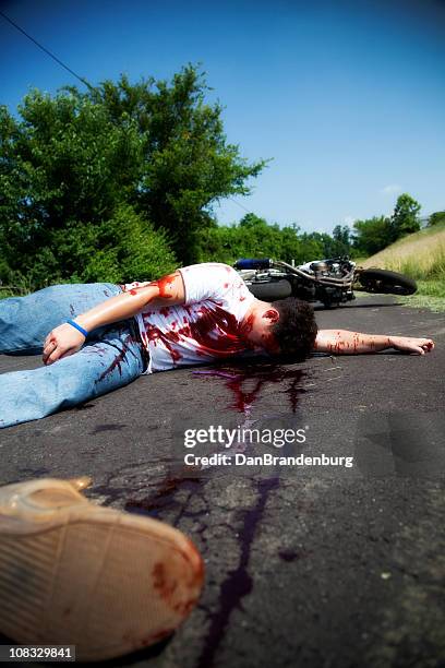 motorcycle accident - bloody death stockfoto's en -beelden