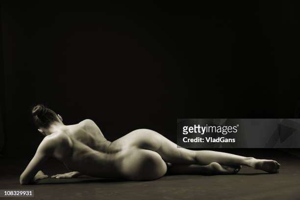 ヌード女性に横たわる階 - lying on back ストックフォトと画像