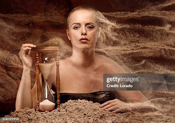 zeit ist schäden - sand clock stock-fotos und bilder