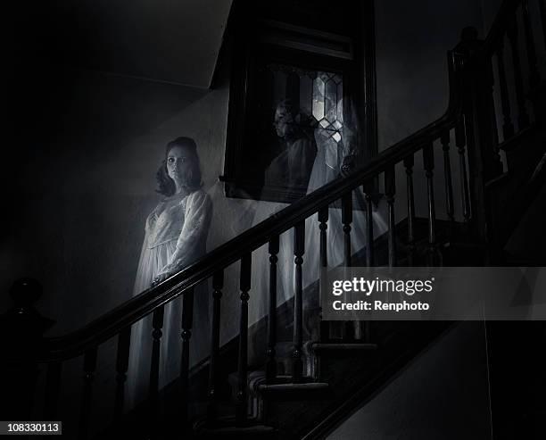 mujer de miedo de fantasmas escalera - fantasma fotografías e imágenes de stock