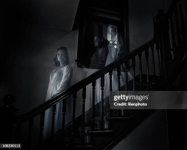 fantasma infestata donna sulla scalinata - fantasma foto e immagini stock