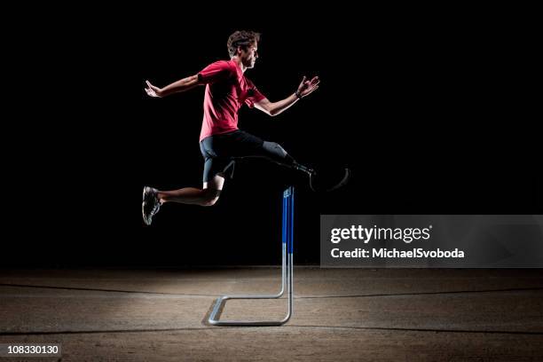 prosthetic hurdling - men's track stockfoto's en -beelden