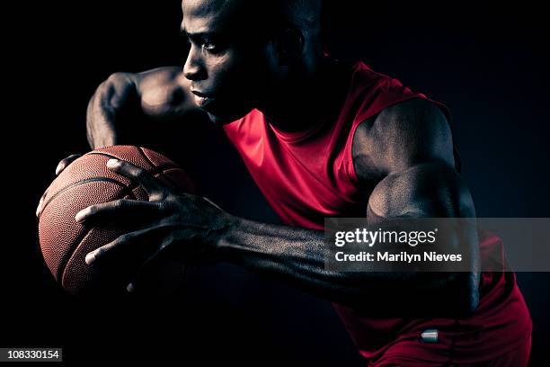 basketball player making a move - basketbaltenue stockfoto's en -beelden