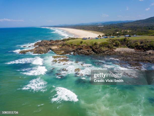 rocky outcrop into ocean at sunrise - byron bay imagens e fotografias de stock