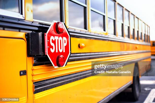 stop - bus scolaire photos et images de collection