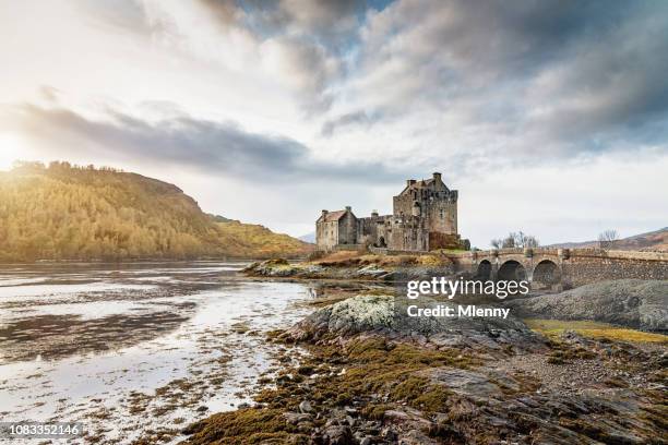 eilean donan castle sonnenuntergang schottland - schottische kultur stock-fotos und bilder