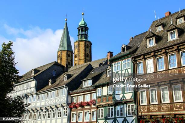 schuhhof square and market church (marktkirche), goslar, germany - goslar stockfoto's en -beelden