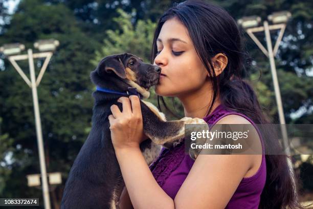 giovane adolescente donna con cucciolo - indian animals foto e immagini stock