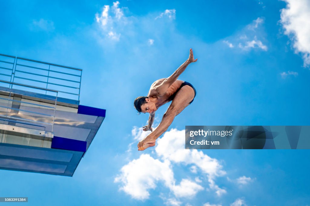 Clavadista de trampolín en el aire