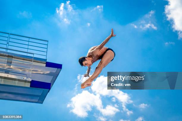 springplank duiker in de lucht - diving sport stockfoto's en -beelden