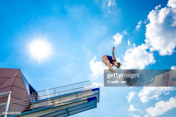 clavadista de trampolín femenino - diving platform fotografías e imágenes de stock