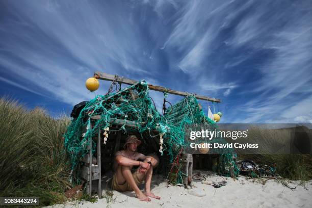 a man made shelter - beach shelter stockfoto's en -beelden