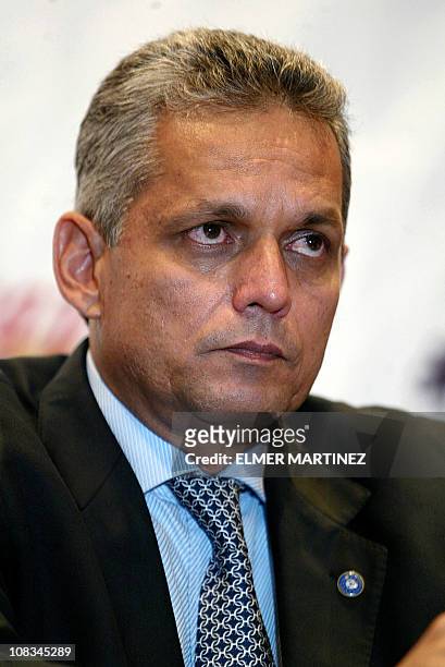 El técnico colombiano Reinaldo Rueda, escucha preguntas durante su presentación oficial como nuevo técnico de la selección mayor de fútbol de...