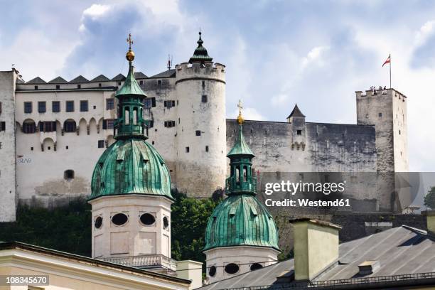 austria, salzburg, festung hohensalzburg, view of salzburg cathedral with hohensalzburg castle in background - salzburg stock pictures, royalty-free photos & images