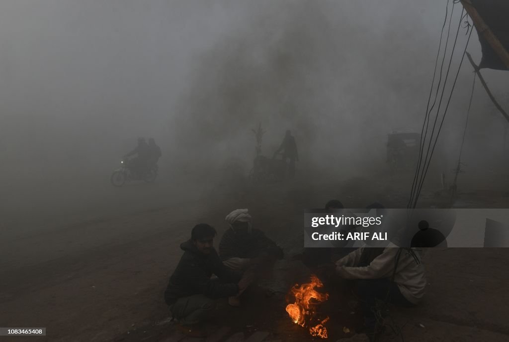 TOPSHOT-PAKISTAN-WEATHER-FOG-POLLUTION