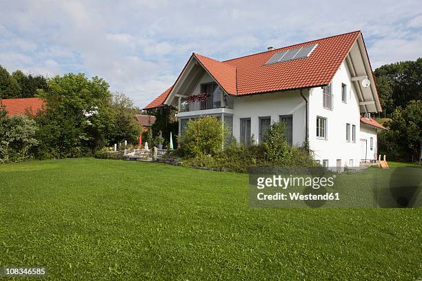 germany, munich, view of house with garden - buying home stock-fotos und bilder