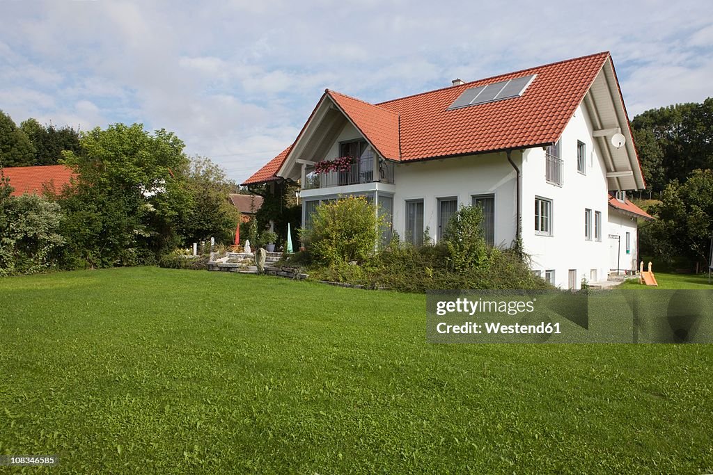 Germany, Munich, View of house with garden