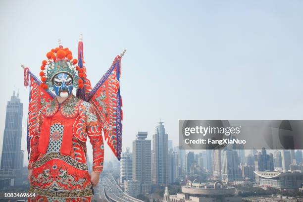 man in traditionele chinese opera kostuum - chinese opera stockfoto's en -beelden