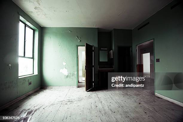 leere verlassenen zimmer - abandoned home stock-fotos und bilder