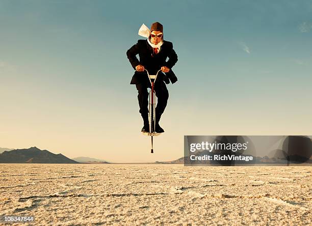 empresario en palo pogo en el desierto - sales occupation fotografías e imágenes de stock