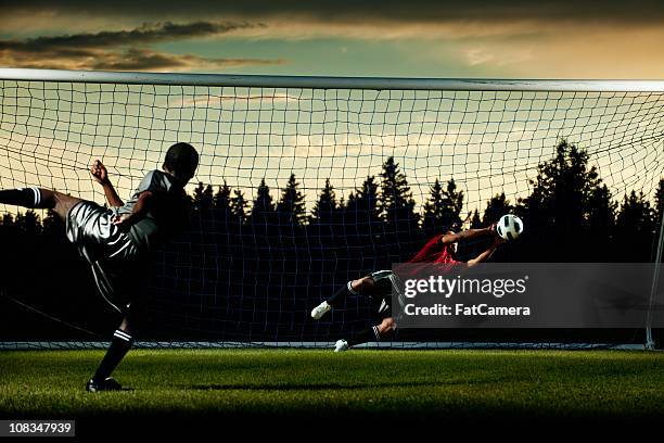 gol de fútbol - fat goalkeeper fotografías e imágenes de stock