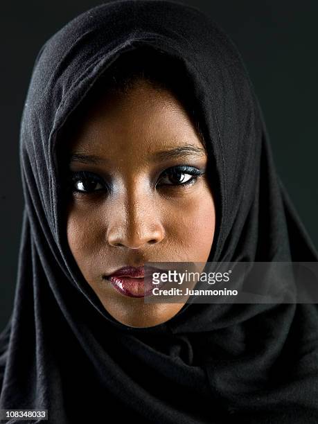 schöne muslimische mädchen - hijab girl stock-fotos und bilder