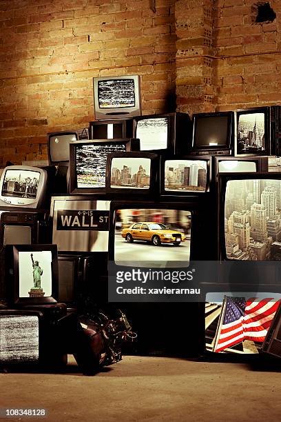 new york nostalgia - tv on wall stockfoto's en -beelden