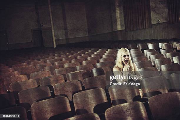 la terreur - scary movie theatre photos et images de collection