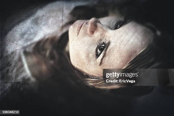 eyes open - dead women stockfoto's en -beelden