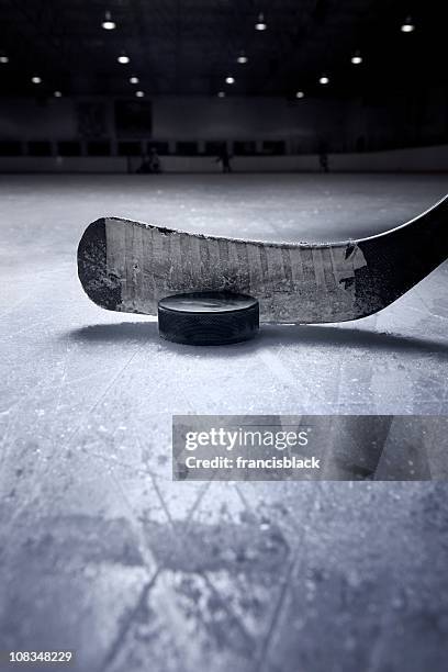 hockey stick and puck - ice hockey 個照片及圖片檔