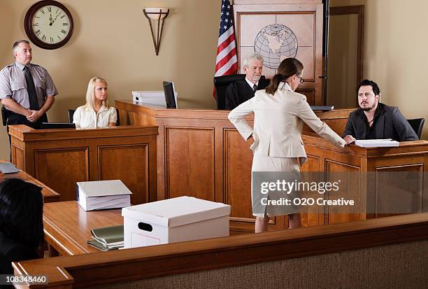 advogado em uma sala de tribunal - julgamento procedimento legal imagens e fotografias de stock