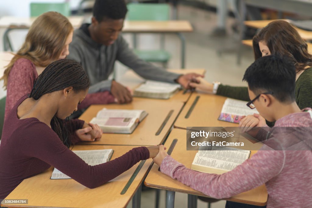 Cinco estudiantes orando