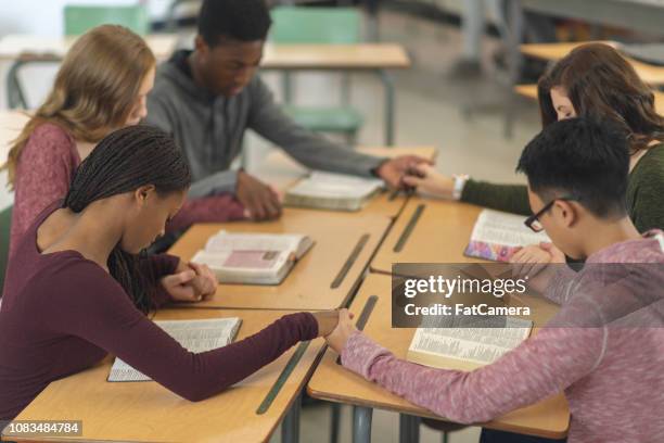 five students praying - catholic church stock pictures, royalty-free photos & images