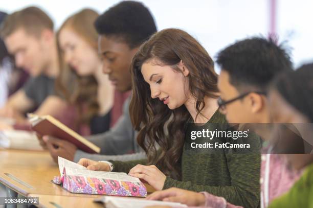 lectura de novelas - christian college fotografías e imágenes de stock