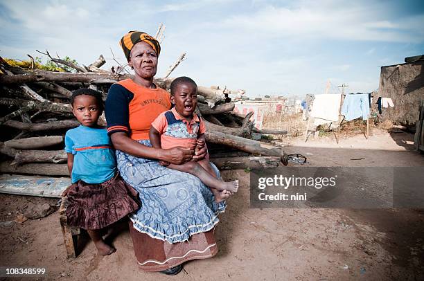 schlechte afrikanische familie - rural africa family stock-fotos und bilder