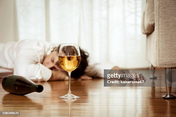 drunk man - passed out drunk stockfoto's en -beelden