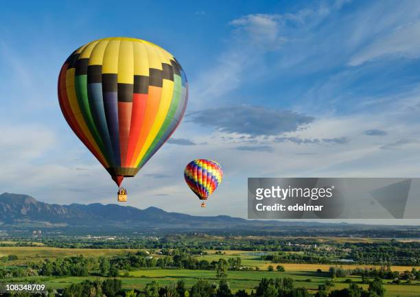 schöne ballons - hot air balloon ride stock-fotos und bilder