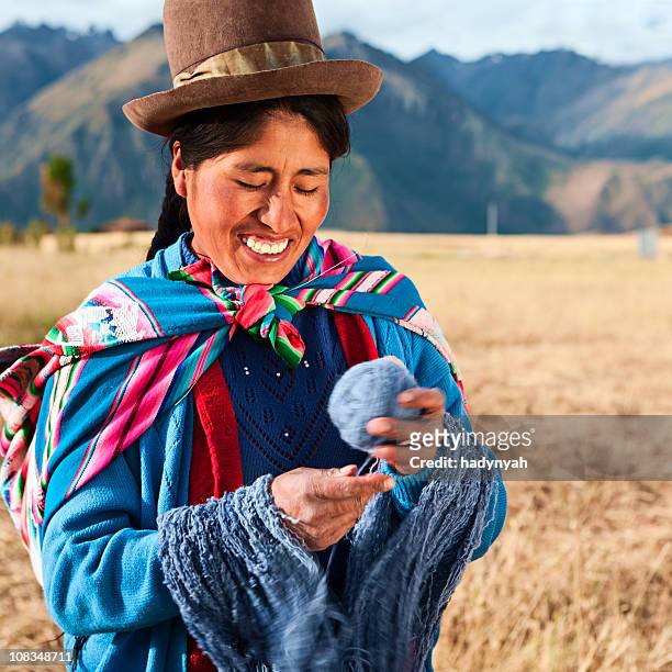 mujer usando ropa nacional peruano el sagrado valley - paisajes de peru fotografías e imágenes de stock