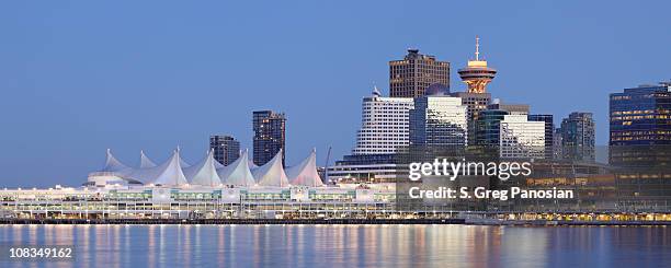 skyline von vancouver - burrard bucht stock-fotos und bilder