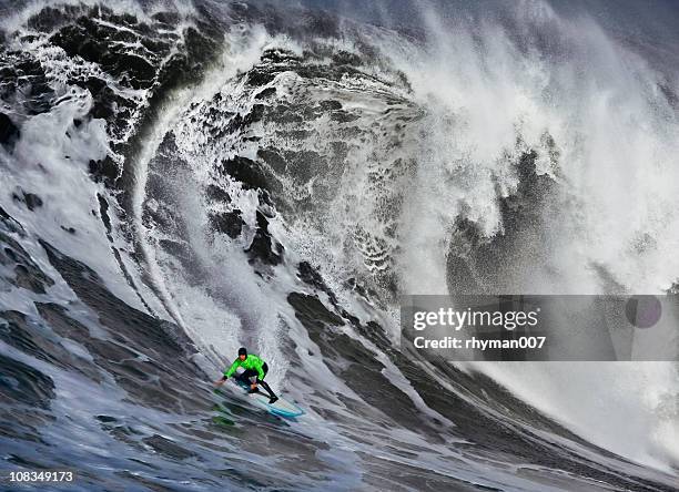 surfing a huge wave - big wave surfing 個照片及圖片檔