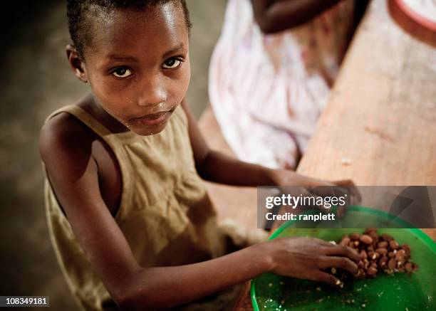 afrikanische mädchen essen eine mahlzeit im orphanage - hunger stock-fotos und bilder