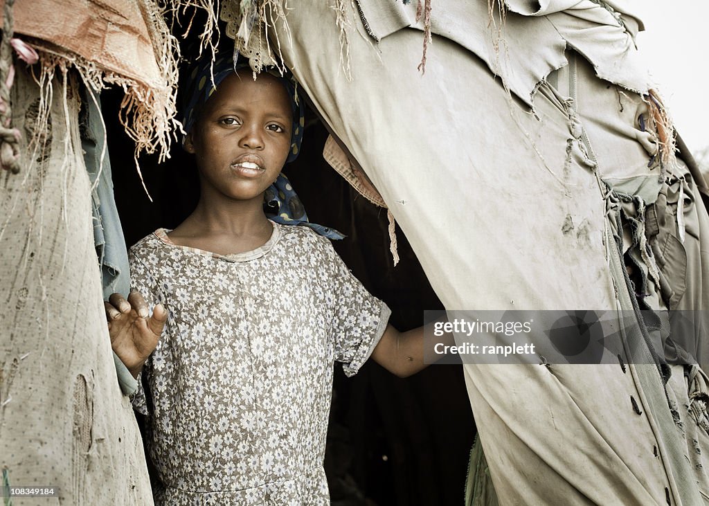 Junge Somali-Mädchen in einem nomadischen Hut