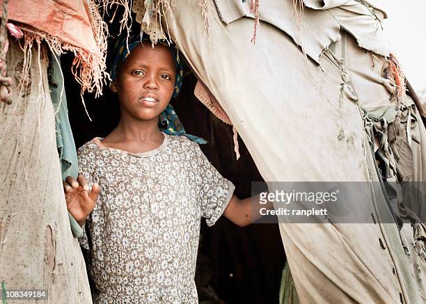 jovem menina-da-somália em uma cabana de nómadas - refugee camp imagens e fotografias de stock